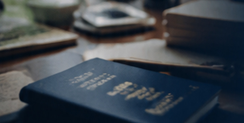 Documentación y pasaporte sobre un escritorio, imagen de ambiente