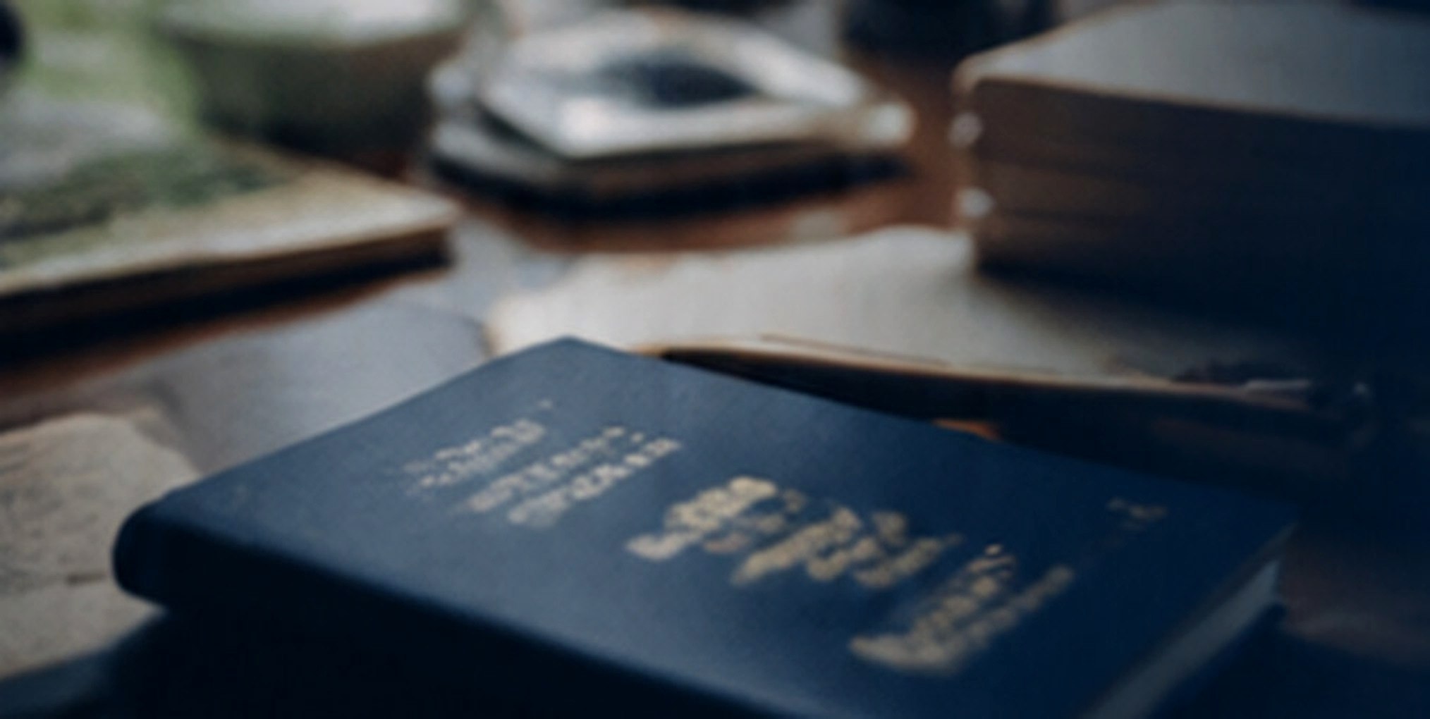 Pasaporte y documentación internacional sobre un escritorio, fotografía de ambiente